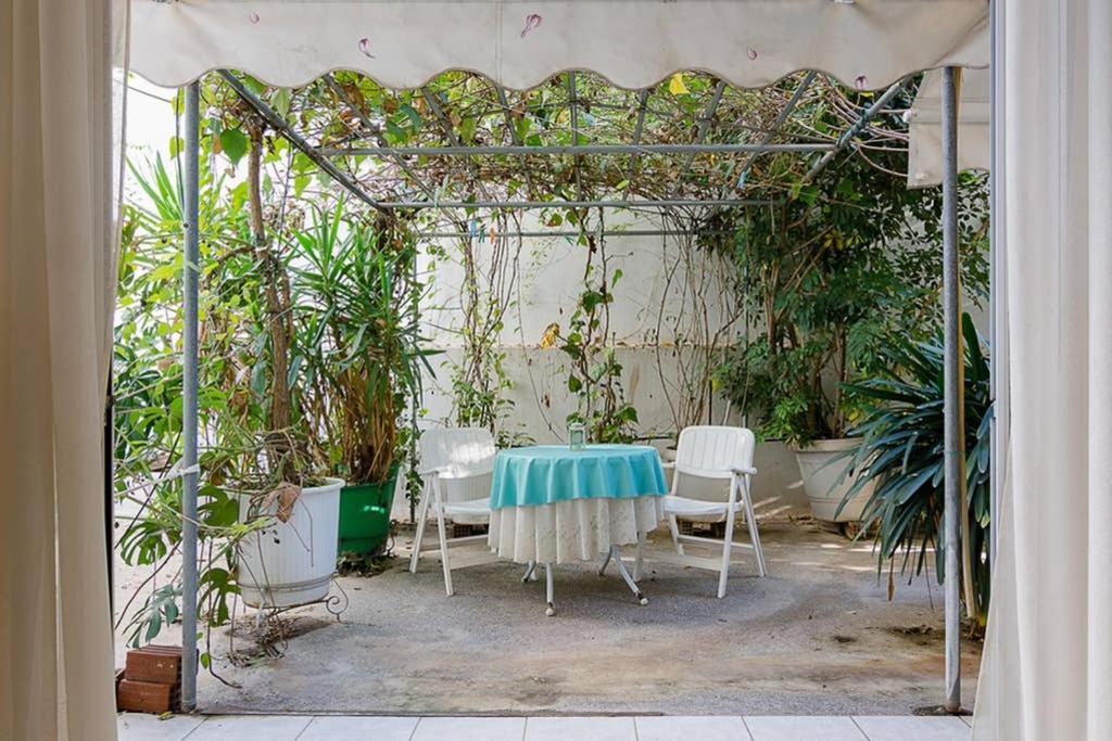 Vintage Style Apartment With Beautiful Backyard Atene Esterno foto