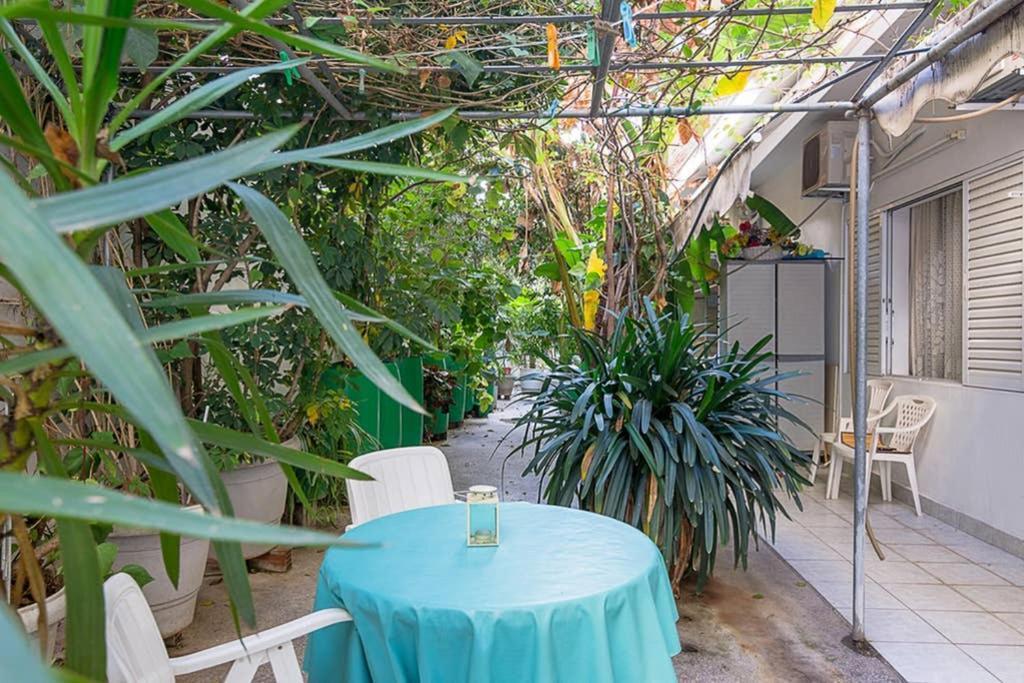 Vintage Style Apartment With Beautiful Backyard Atene Esterno foto