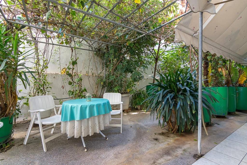 Vintage Style Apartment With Beautiful Backyard Atene Esterno foto