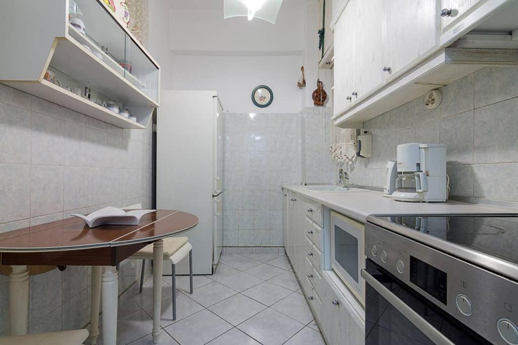 Vintage Style Apartment With Beautiful Backyard Atene Esterno foto