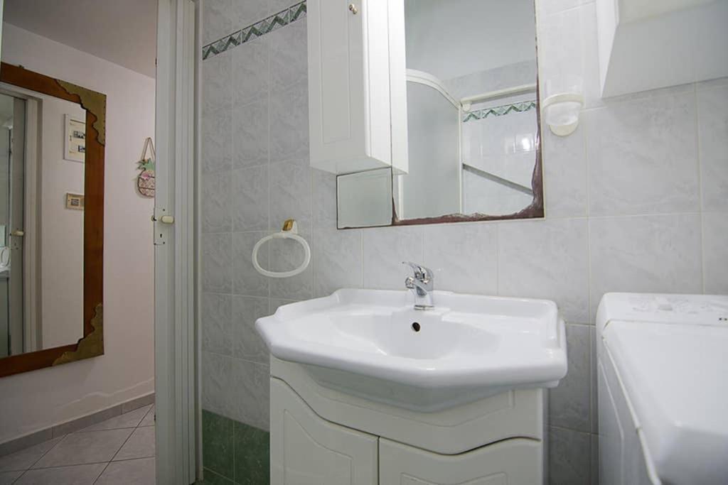 Vintage Style Apartment With Beautiful Backyard Atene Esterno foto