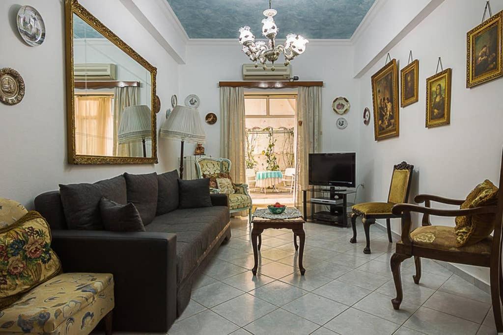 Vintage Style Apartment With Beautiful Backyard Atene Esterno foto